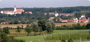  Hohenwart mit Klosterberg (Foto: Ernst Petz)