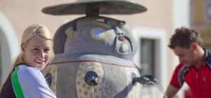 Radler am Chinesenbrunnen vor dem Rathaus in Dietfurt